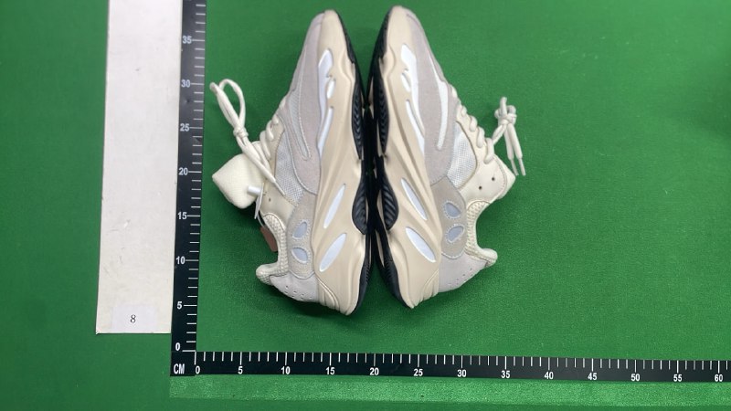   YEEZY 700